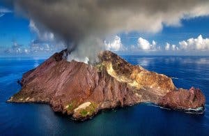 من الممكن أن تكون الثورات البركانية قد حصلت على نطاق واسع بشكل متزامن مع تفجر مياه الغمر العظيم.
