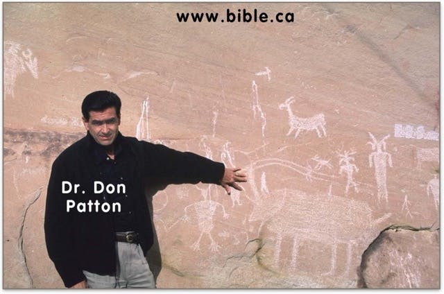 صورة تُظهر دون باتن من موقع الخلق بجانب رسم جدارس أثري يُ؟هر ديناصور